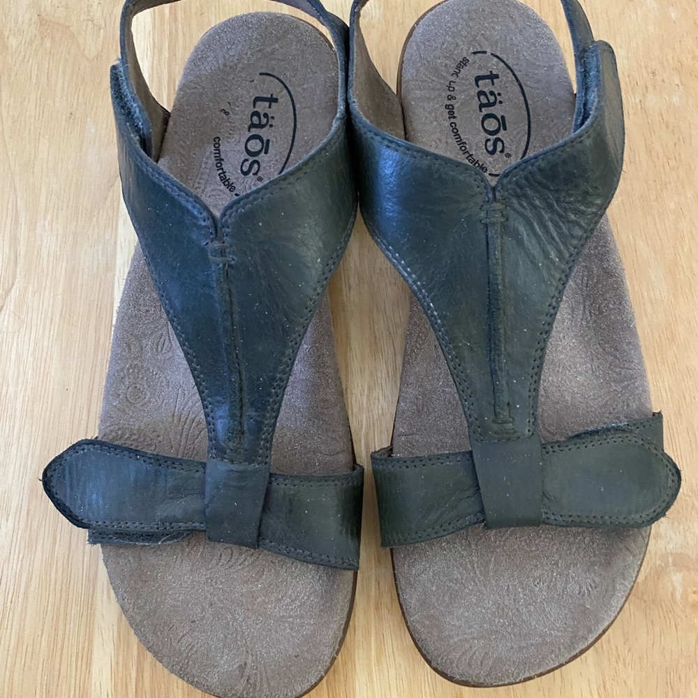 Taos Footwear Blue Green “The Show” Comfort Sandals with T-Strap Design